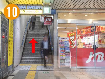 曲がると右手目の前にすぐ「JTB」さんが見えます。「JTB」さん脇の上り階段をあがります。