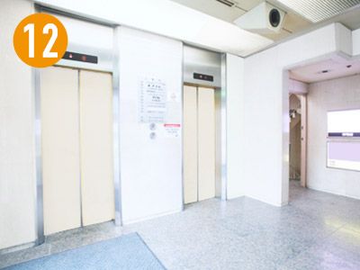 ビルの入り口は大通り沿いにあります。エレベーターで4Fまで上がります。