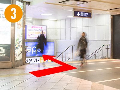 地下鉄方面に続く階段を降ります。
