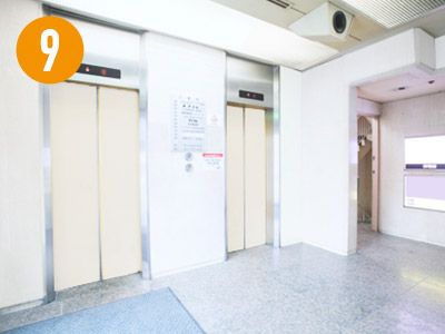 ビルの入り口は大通り沿いにあります。エレベーターで4Fまで上がます。