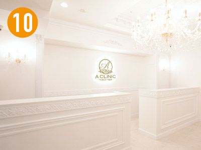 エレベーターを降りると、目の前に「A CLINIC 横浜」のエントランスがあります。笑顔の素敵なスタッフが皆様をお出迎え致します。