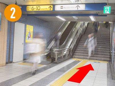 ジョイナス方面(出口6～10番方面)のエスカレーターを上がります。