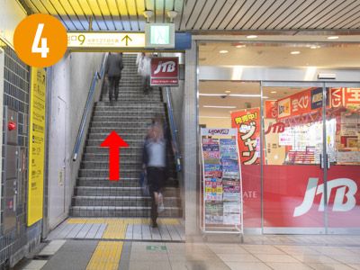 曲がると右手目の前にすぐ「JTB」さんが見えます。「JTB」さん脇の上り階段をあがります。