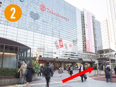 「高島屋」さんを正面に見て右手沿いに進みます。