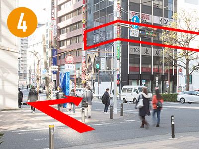 まっすぐ進んだ先の1つめの横断歩道まで行くと、正面右手に「A CLINIC 横浜」が入っている犬山ビルが見えてきますので、犬山ビルを目指して横断歩道を渡ります。