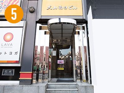 大通り沿いにある正面入り口よりビルに入ります。