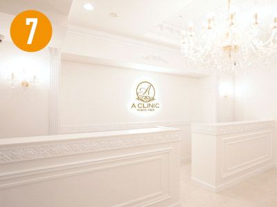 エレベーターを降りると、目の前に「A CLINIC 横浜」のエントランスがあります。笑顔の素敵なスタッフが皆様をお出迎え致します。