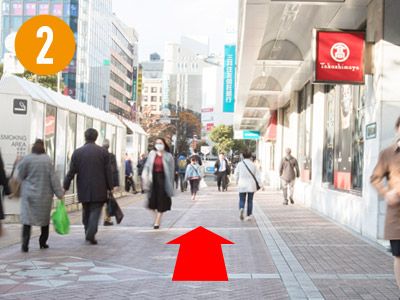 「高島屋」さんを右手に見て、そのまま、まっすぐ進みます。