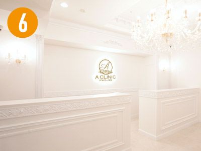 エレベーターを降りると、目の前に「A CLINIC 横浜」のエントランスがあります。笑顔の素敵なスタッフが皆様をお出迎え致します。