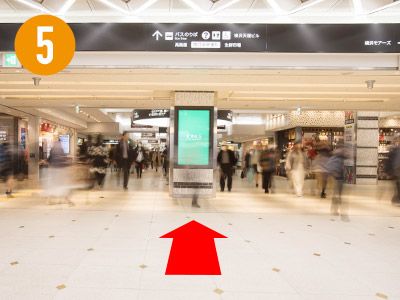 途中で地上へ出るエスカレーターが見えますが、上らずにそのまままっすぐ進みます。